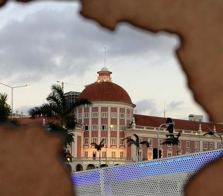 Banco Nacional de Angola, em Luanda, fotografado através de um recorte com o formato do continente africano.